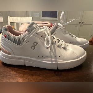 ON cloud casual sneakers, size 7.5 (EU 37.5)